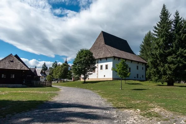 Widok na Goticko-renesančný kaštieľ oraz Päťpriestorový dom