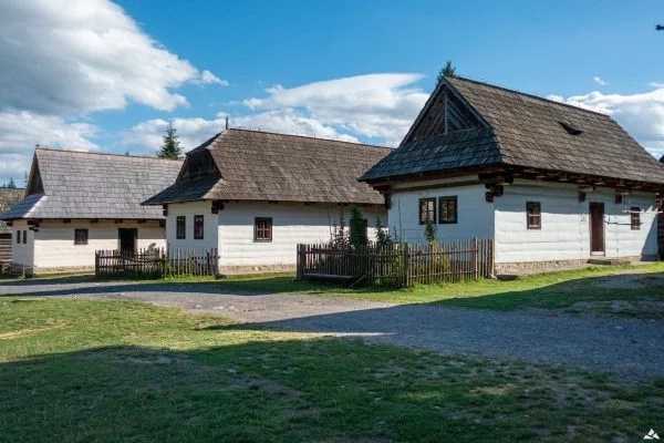 Widok na Štvoropriestorový dom oraz Želiarsky dvojdom