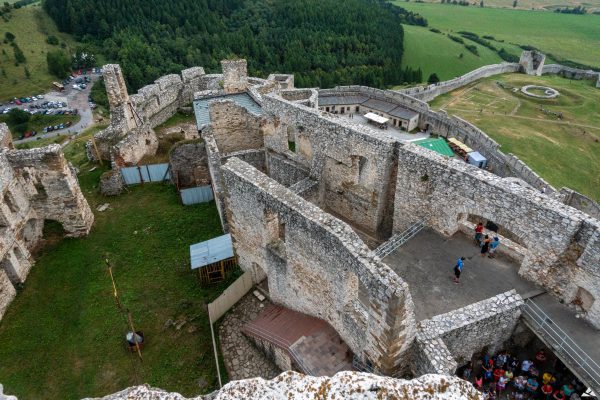 Widok na Horný hrad i parking