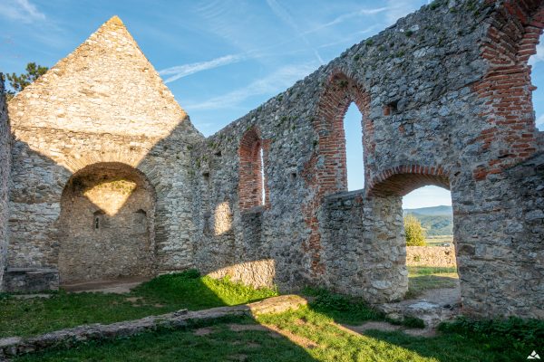 wnętrze kościoła - widok na południową i wschodnią ścianę oraz absydę