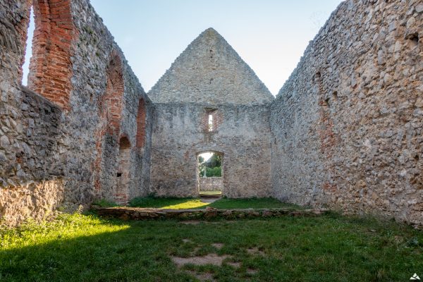 wnętrze kościoła - widok na zachodnią ścianę i portal wejściowy