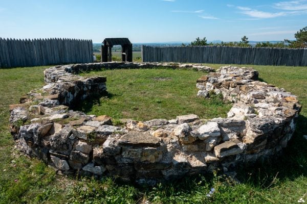 pozostałości romańskiego kościoła oraz widok na bramę główną