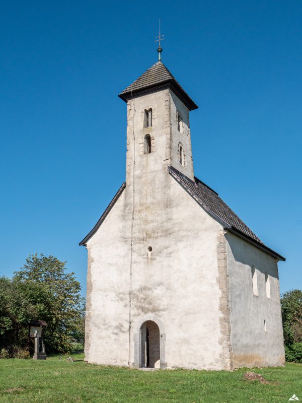 widok na ścianę frontową i portal wejściowy