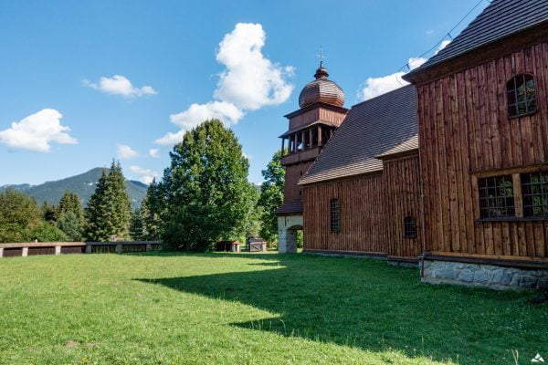 Widok na wieżę i północną część kościoła, w tle pasmo Nízke Tatry