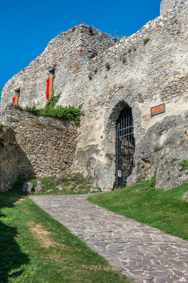 Pozostałości kamiennej wieży oraz murów obronnych. W centralnej części brama wejściowa oraz prowadząca do niej droga.
